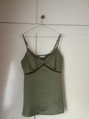 Linne - Sidenlinne grönt med spets. Aldrig använd. Skönt material storlek S. 