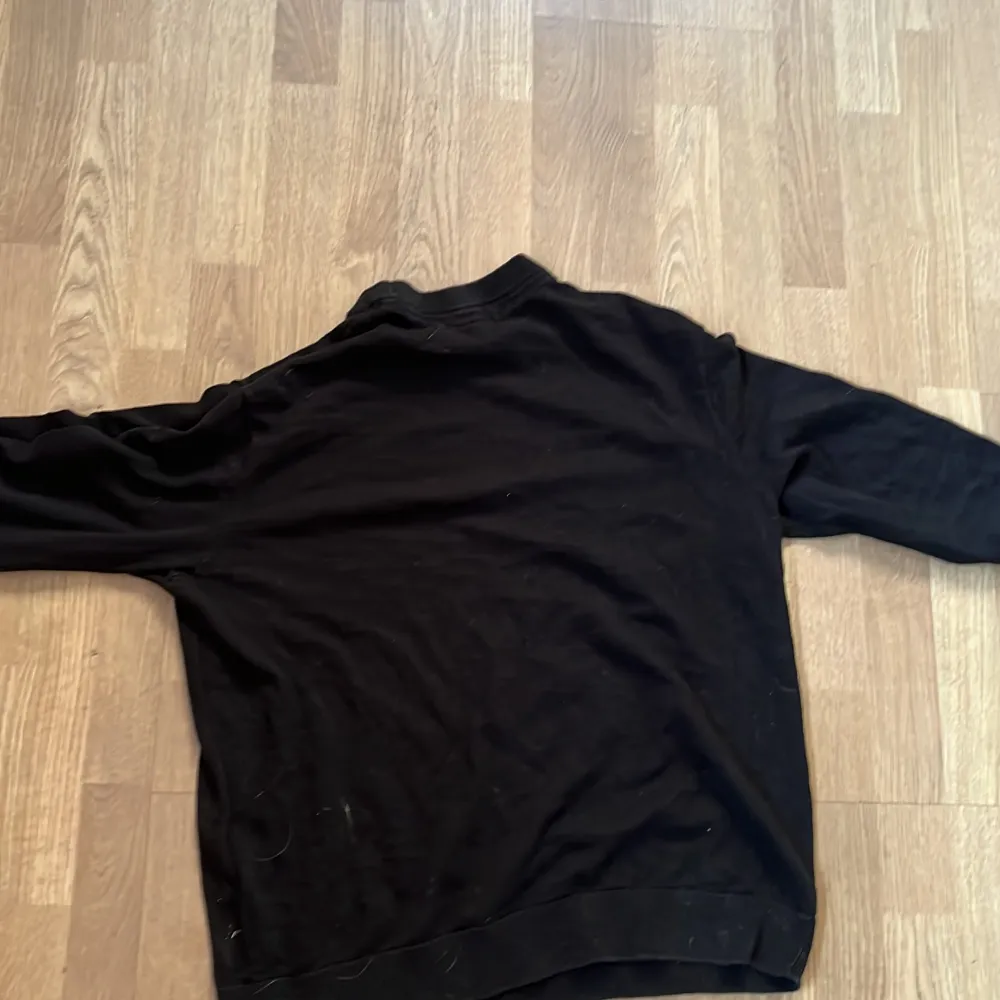 en helt svart tröja från h&m som är i prima skick, knappt använts, passar relativt löst på mig (188cm 90kg). Tröjor & Koftor.