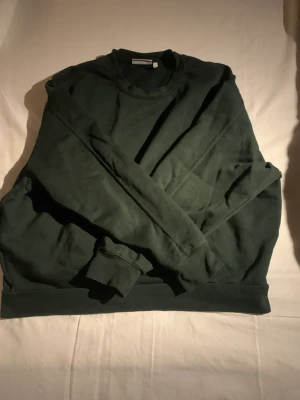 Tröja - En mörkgrön sweatshirt från weekday, mysig och skön!☀️