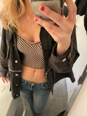 Tubetopp Mango - Älskar verkligen den här men den kommer inte till användning. Från Mango. Passar S-M. Vinröd, guld, lite glittrig