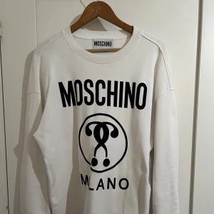 Moschino couture crewneck - Köpte denna tröja på johnells 2020 för 2300 och använt den ett fåtal gånger! Skick 8,5/10. Vid snabb affär kan priset diskuteras!