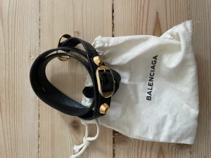 Balenciaga armband  - Kvitto och box medföljer, frakt tillkommer. 