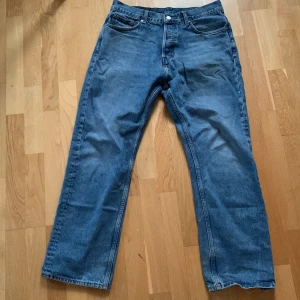 Jeans - Sköna pösiga weekday byxor i perfekt skick förutom lite slitna hälar. Köpta för 600 kr. (Det går att förhandla för ett billigare pris) Modell: Space Relaxed  Storlek:31/30 