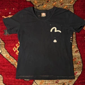 Evisu Tischa - Tvärfet Evisu Tisha köpt på Selfridges i london för nåra år sen, bra cond för åldern, buda o fråga på💫