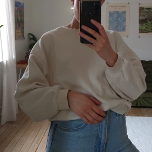 Sweatshirt från Gina Tricot  - Cremevit sweatshirt från Gina Tricot storlek S 🤍