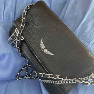 liten Zadig väska - säljer min Zadig väska i den lilla modellen. mycket bra skick!!! nästan inte använd. 💖köptes slutet maj 2022 för 2200kr, säljer för 1300kr 💖💖 öppen för byten