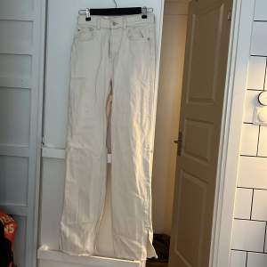 Off-white färgade jeans med liten slits stl 36. Mer som en längre 34. Bra skick