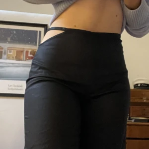 Other stories kostymbyxor - Supercoola kostymbyxor från Other stories som aldrig har blivit använda. Köpta för 700kr och jag säljer dom för 250kr. Dom är som nya, väldigt bekväma och sitter så bra. Skriv gärna om ni har frågor!  Frakt tillkommer🤍