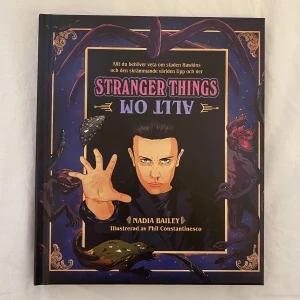 Stranger Things bok - Säljer denna boken om stranger things. Det finns fakta om serien och olika quiz och sånt i den. Det finns bara med säsong 1 och 2 i boken. Skriv privat om du är intresserad. Köparen står för fraktkostnaden <3
