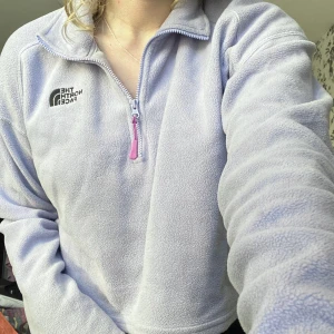 Fleecetröja från The North Face - Säljer denna mysiga fleecetröjan från The North Face. Den är i färgen ”söt lavendel” men kameran visar inte att den är lite mer lila i verkligheten. Den är i storlek M men passar S/XS också. Den har inga fläckar eller liknande.💗Köpt för 538kr på Junkyard.