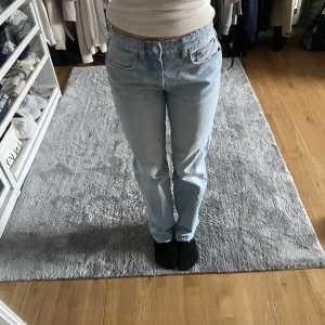 Mid Rise jeans zara  - Säljer mina jättesnygga mid rise jeans ifrån zara💗 Säljer på grund av att dom inte kommer till användning. Dom är i mycket fint skick då dom knapp är andvända. Strl 34, sitter bra på mig som är runt 160 lång. Ordinarie pris 400kr, säljer för 250kr 😍 
