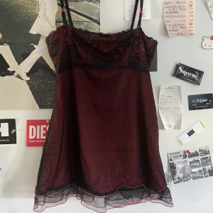 spets topp/klänning - skit söt spetstopp/klänning med rosa rosett detaljer💕 Storlek XL men passar M-L