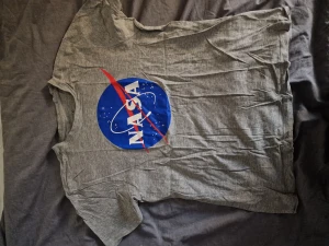 Primark Nasa t-shirt - Bra skick, säljer pga att jag aldrig har på mig den nå mer, Large storlek