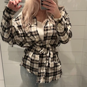 Vårjacka💛 - En fin tunn jacka perfekt nu till våren! Har ett band som går att ta av eller sätta på. Nyskick och använd ca 5 gånger. Köpt på zara 2020 så säljs ej längre🫶🫶🫶🫶🫶🫶🫶🫶🫶