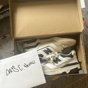 New Balance 550 - Sparsamt använda, riktigt bra skick. Fantastisk sko men tyvärr lite små för mig. Bjuder på frakt vid smidig affär.