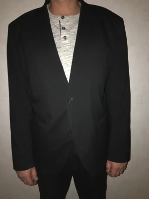 Svart kavaj  - Snygg stilren svart kavaj står ingen storlek i den.. uppskattas som en L