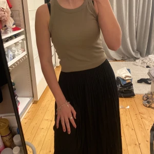 Plisserad långkjol  - Svart plisserad långkjol 