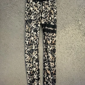 Trendiga sköna träningbyxor - Bra skick! Träningbyxor som är från stronger. Köpta för 800kr💗 Vem vill snabbt köpa för 400kr?