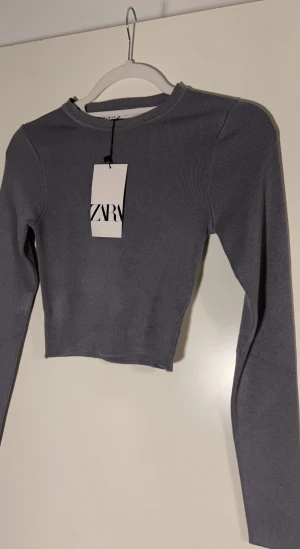 Tröja från zara - Säljer min tröja från zara, den är helt oanvänd. Säljer på grund av att den är för liten. Pris + frakt