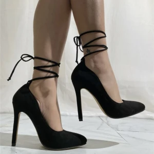 Klacksko  - Skitsnygg oanvänd klacksko med snörning. Snörningen går att ta bort eller knyta hur man vill. Storlek 40 men passar mer som 38/39 den e smal framtill. 