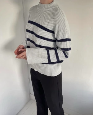 Stickad tröja 🤍 - Randig stickad tröja i skönt material! 🤍 Storlek: s Pris: 180kr