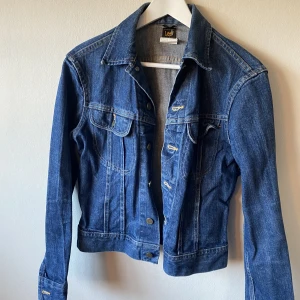 Jeansjacka - Lee jeansjacka strl Small/Medium. Väl använd men fortfarande väldigt bra skick då det är bra kvalite. Perfekt nu när våren närmar sig😍