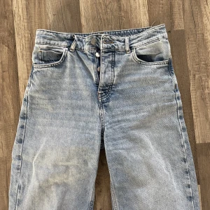 Blå jeans  - Säljer dessa blåa jeans från bikbok som tyvärr är förstora för mig. Mid waist men kan även ha de som low waist om man vill💓🫶🏽🫶🏽