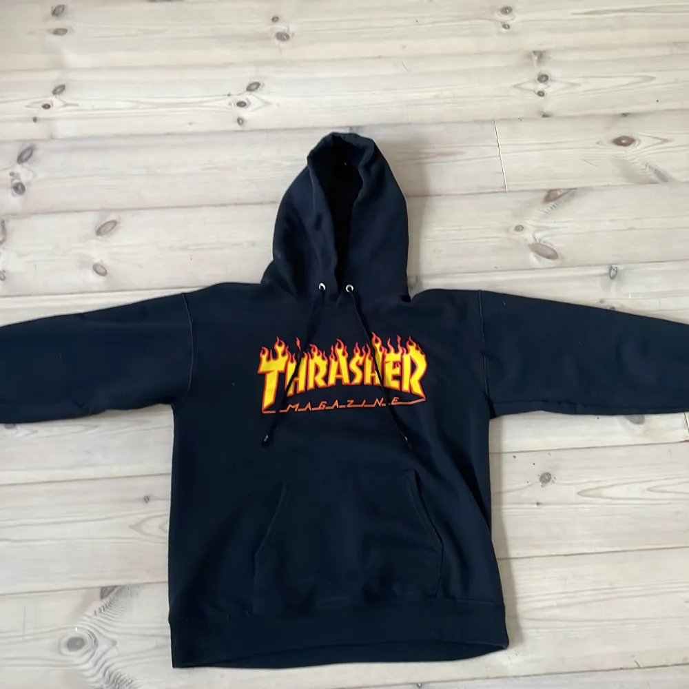 Säljer två thrasher Hoodies köp båda och få en gratis vit thrasher t-shirt med samma motiv på köpet. Köp en för 300 hundra och båda för 600 Köparen står för frakt. Hoodies.