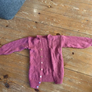 Kofta barn - Rosa stickad kofta med pärlemor knappar för barn 3-5 år