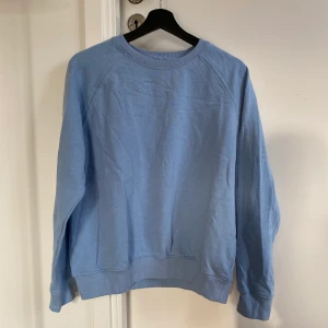 Ljusblå sweatshirt / collegetröja - Fin ljusblå sweatshirt / collegetröja från Lager 157. I mycket gott skick!