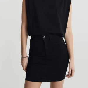 Svart Jeans/denim kjol  - Svart jeanskjol från Gina tricot storlek M. Använd en gång. Frakt 65kr 