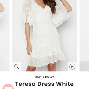 Söker Happy Holly Teresa dress white  - Jag söker Happy Holly Teresa Dress white i stl 40. Är beredd att betala fullpris för rätt klänning. Snälla hjälp💖