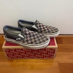 Vans skor - Säljer mina Classic Slip-On vans❤️ De är väldigt använda och därför säljs dem för bara 50kr + frakt!!! Skorna är i storlek 35❤️