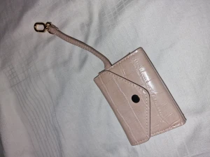 Liten plånbok - Super söt, lite svårt att fota men super fin i verkligheten. Aldrig använd! Den är liten med en mått på ca 7cm i höjd och ca 10cm i bredd.   (Jag vet inte varför bilderna blir på snedden, fler bilder kan skickas privat🫶🏼)