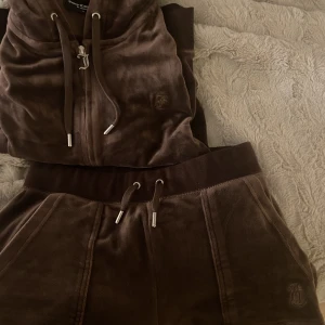 Juicysett  - Säljer mitt fina juicysett i brunt💘 Båda delarna är i nyskick och knappt använda. Byxorna är i stl Xs och tröjan i stl S. Köp båda delarna direkt för 1300 eller separat för 700kr/st. Går ej ner mer i pris då det är såpass nytt och säljer det redan billigt