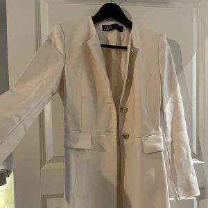 Zara kavaj - Oanvänd benvit kavaj från zara. 