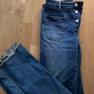 Säljer dessa sjukt snygga jeans med coola fickor, använda kanske sådär 1-2 gånger. Jag är 177 o dom är lite korta för mig skulle säga 175 är perfekt längd!