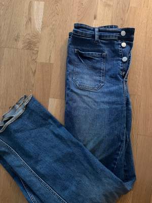 Säljer dessa sjukt snygga jeans med coola fickor, använda kanske sådär 1-2 gånger. Jag är 177 o dom är lite korta för mig skulle säga 175 är perfekt längd!