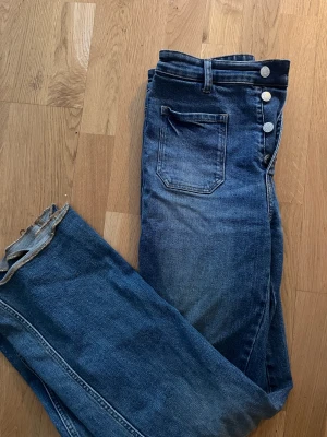 Bootcut jeans - Säljer dessa sjukt snygga jeans med coola fickor, använda kanske sådär 1-2 gånger. Jag är 177 o dom är lite korta för mig skulle säga 175 är perfekt längd!