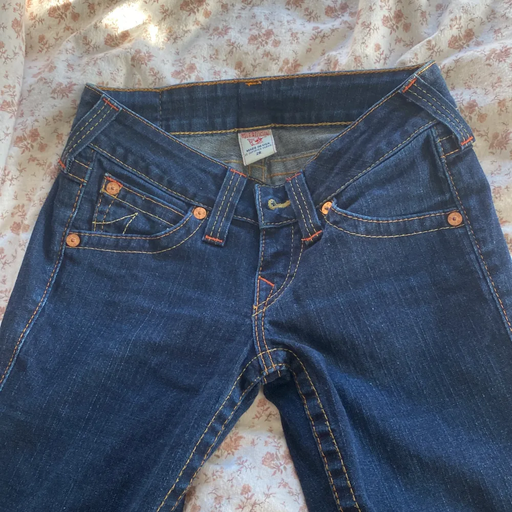 Jättefina true religion jeans i storlek 26 som passar mig som är 160, de sitter som en xs/s typ 💗 skriv för mer bilder 💗. Jeans & Byxor.