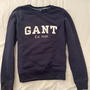 Gant tröja - En jättefin blå gant tröja som aldrig används längre. Inga defekter alls och är i bra skick!!