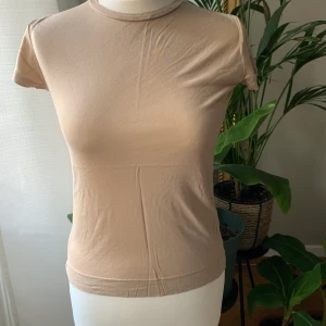 T-shirt  - Snygg du t-shirt i beige använd 2-3 ggr Max.  Super fin på men har blivit för liten. 