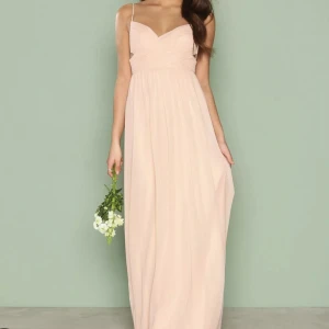 Balklänning - Oanvänd balklänning från Nelly  storlek 34. Ljusrosa, men är mer år det beiga hållet. Säljer pga fel storlek. 