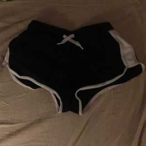 Pyjamasshorts - Svarta pyjamasshorts från H&m 💌🚚