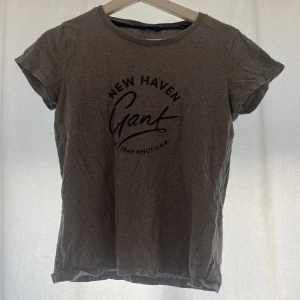 Gant T-shirt  - Grå snygg T-shirt, gant, knappt använd, nypris 400kr
