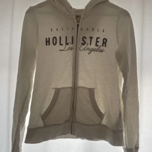 Hollister kofta  - Kofta från hollister, snören saknas, ej genomskinlig, bild tagen i motljus, pris 600kr