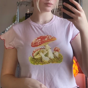 T-shirt med tryck  - T-shirt med svamp-tryck från vintage supply!🍄 Knappt använd, så fint skick