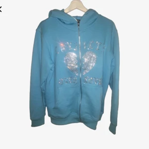 Fet blå hoodie med rhinestones🙏🏼 - Säljer denna feta hoodie då jag behöver pengar🙏🏼 den är i super skick från trotherz💞 Storlek M  Budet börjar på 250kr🙌🏼