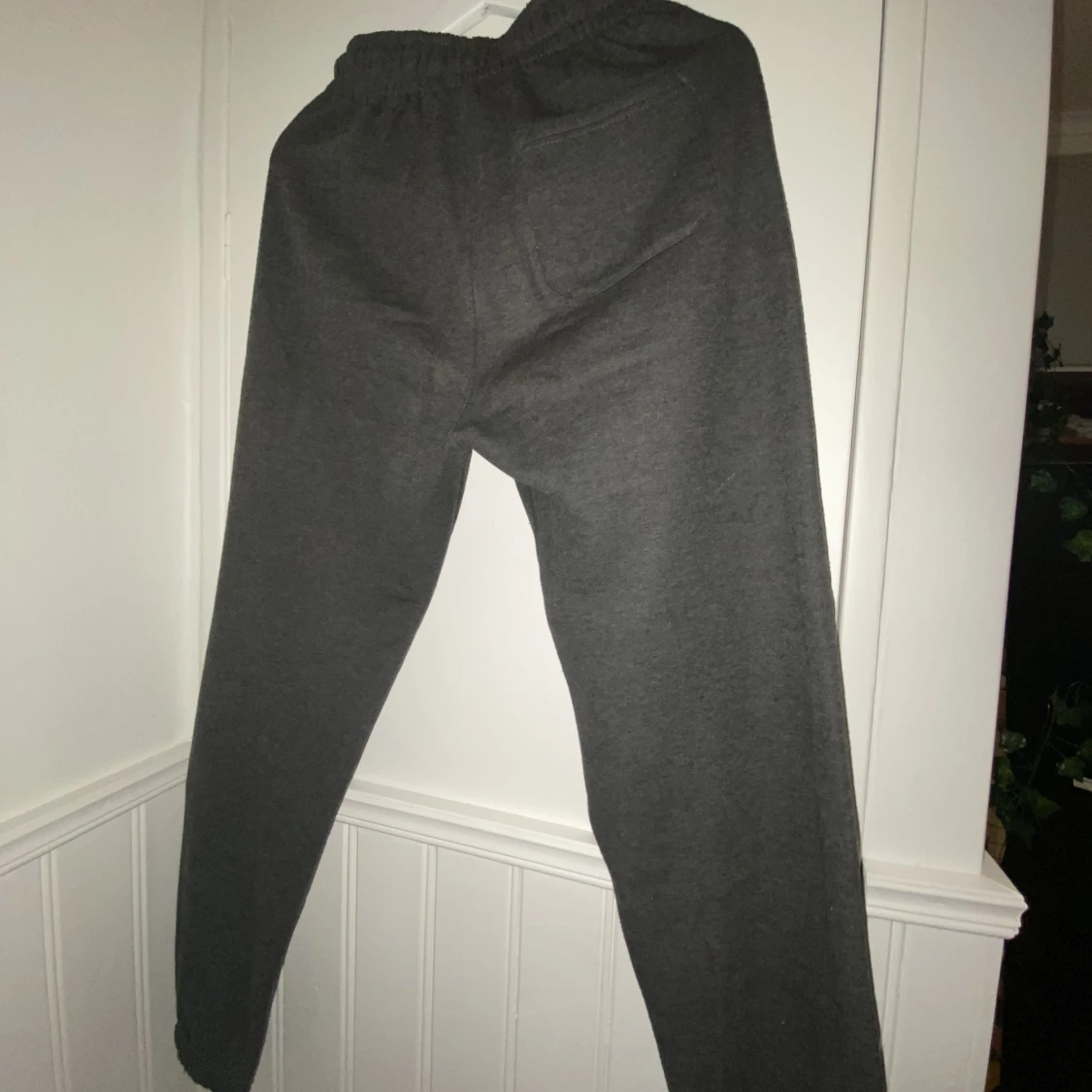 Gråa formgivande mjukisbyxor med bakficka - 90