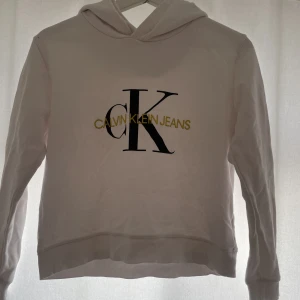 Calvin Klein hoodie - Hoodie från CK, använd 2gr, urspringspris 800kr 